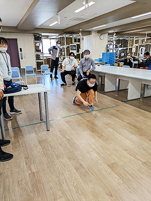投げている様子