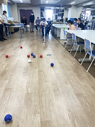 投げる様子を正面から