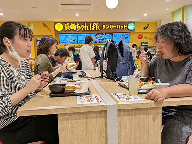 おしゃべりしながらお昼