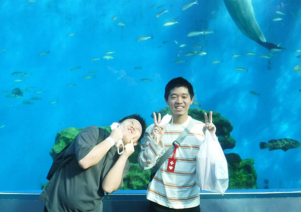 水槽の前でイェーイ
