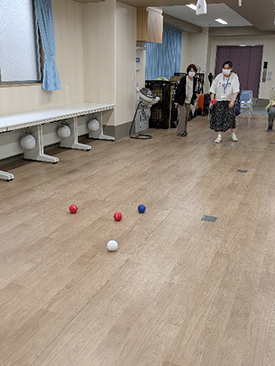ボッチャ、ゲームに夢中