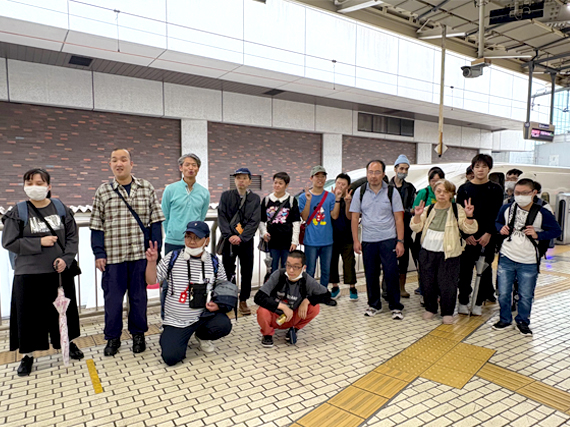 新幹線のホームに並んだ参加者全員の集合写真